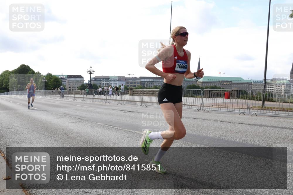 29.06.2025 - hella hamburg halbmarathon Lena Gebhardt http://msf.ph/oto/8415851 29.06.2025 09:40:22 Lombardsbrücke 16068, 34, 35, 52, 53, 54, 2144, 2659, 3720, 6380, 6530, 9151, 9255, 9447, 9475, 10650, 11210, 12678, 14302, 14717, 14933, 15495, 16068, 16120, 16245, 16988, 18930, 19075 meine-sportfotos.de