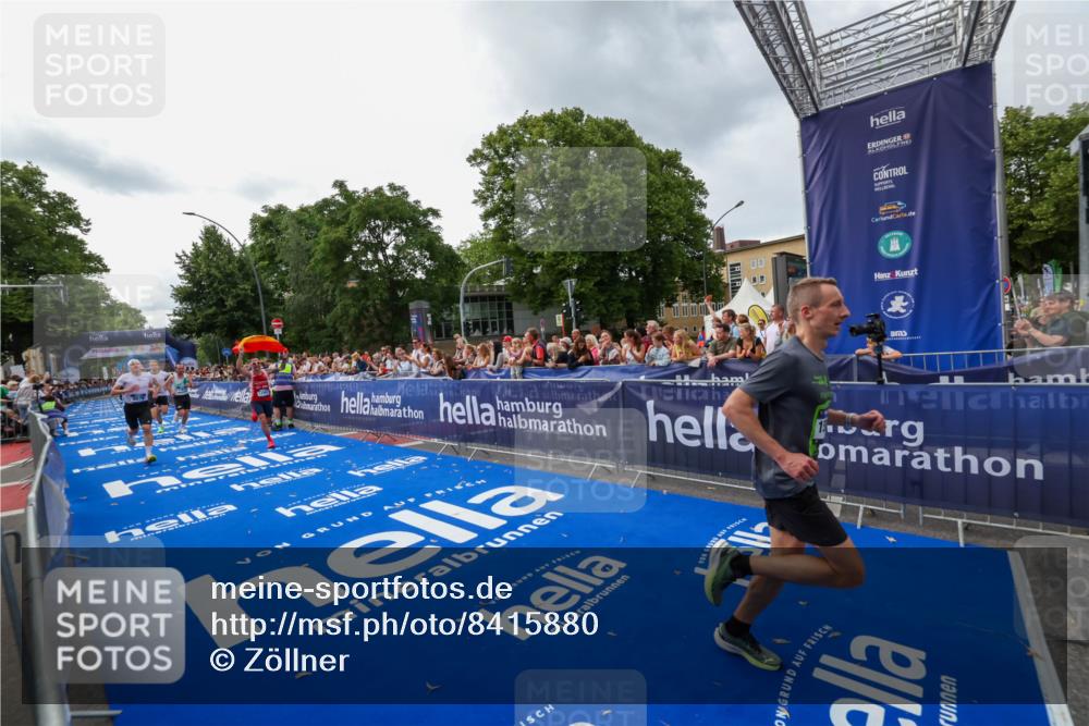 29.06.2025 - hella hamburg halbmarathon Zöllner http://msf.ph/oto/8415880 29.06.2025 10:27:03 Ziel 9079, 12641, 12992, 13780, 13956, 14828, 15023, 15671, 19050 meine-sportfotos.de