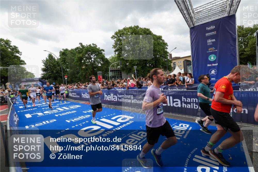 29.06.2025 - hella hamburg halbmarathon Zöllner http://msf.ph/oto/8415894 29.06.2025 10:49:36 Ziel 2516, 2592, 2596, 2878, 2889, 5705, 8437, 8689, 8813, 9038, 9649, 11339, 11340, 11679, 11977, 12094, 13233, 14562, 15392, 15857, 16114, 16592, 16738, 17001, 18476, 18960 meine-sportfotos.de