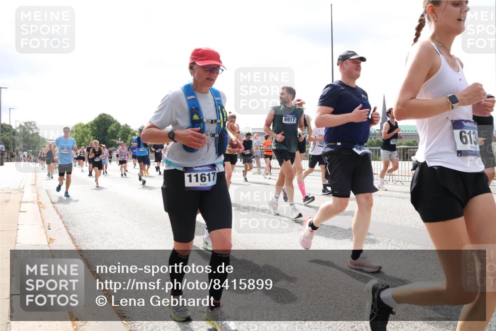 29.06.2025 - hella hamburg halbmarathon Lena Gebhardt http://msf.ph/oto/8415899 29.06.2025 10:42:18 Lombardsbrücke 14381, 11617, 6917, 613, 1039, 1150, 1360, 1624, 1648, 1752, 1929, 1957, 1994, 2069, 2134, 2145, 2523, 2538, 2580, 2974, 3276, 3326, 3459, 3460, 3568, 3605, 3874, 4329, 4353, 4735, 4736, 4778, 4885, 4891, 4892, 5403, 5419, 5671, 5810, 6136, 6137, 6153, 6430, 6436, 6828, 6837, 6846, 6917, 7040, 7260, 7357, 7557, 7666, 7955, 8014, 8459, 8525, 8526, 8712, 8816, 8908, 9008, 9223, 9370, 9467, 9980, 10027, 10532, 10623 meine-sportfotos.de