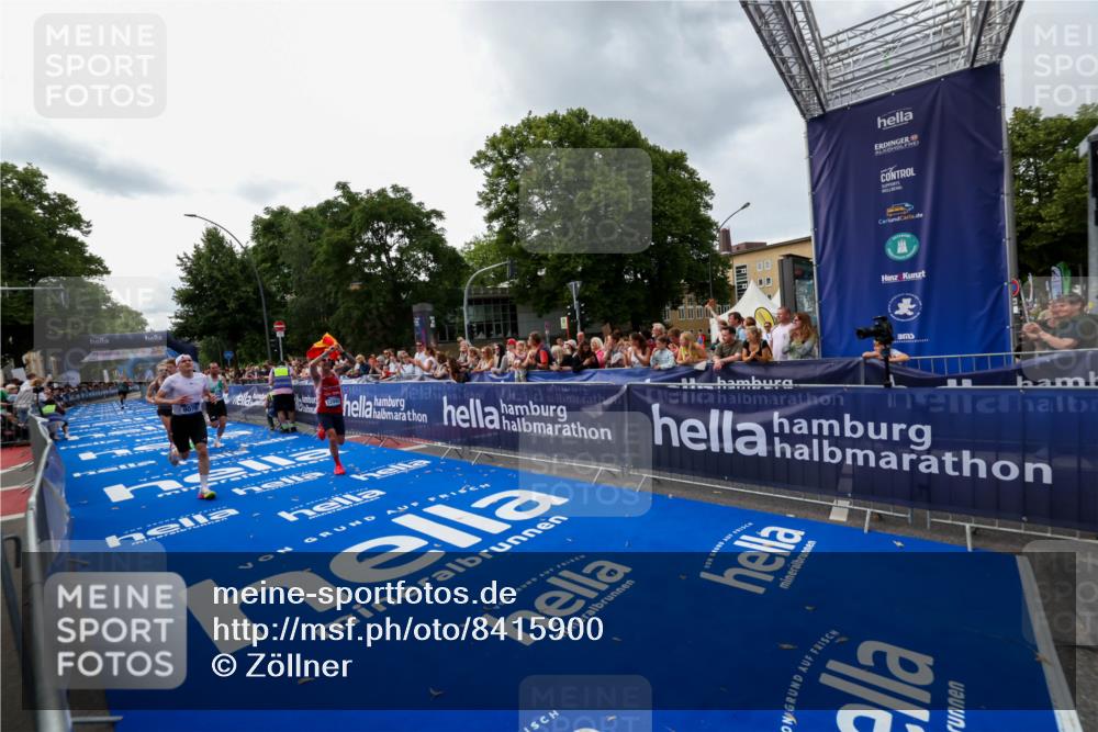 29.06.2025 - hella hamburg halbmarathon Zöllner http://msf.ph/oto/8415900 29.06.2025 10:27:04 Ziel 9079, 12641, 12992, 13780, 13956, 14828, 15671, 19050 meine-sportfotos.de