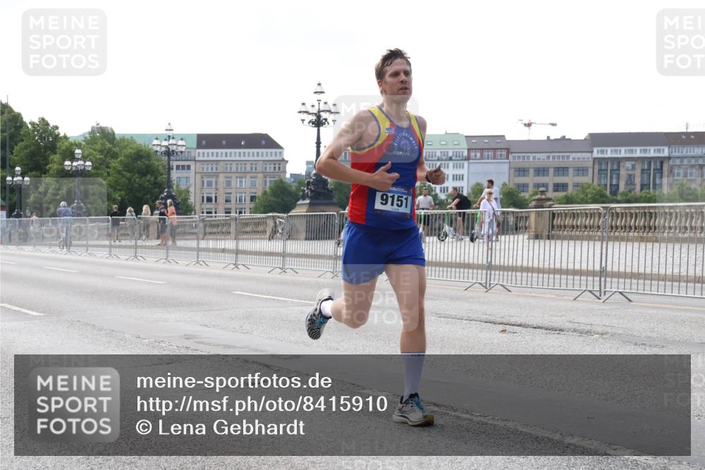 29.06.2025 - hella hamburg halbmarathon Lena Gebhardt http://msf.ph/oto/8415910 29.06.2025 09:40:24 Lombardsbrücke 9151, 00, 34, 35, 52, 53, 54, 2144, 2659, 3720, 5253, 6530, 6816, 9151, 9255, 9447, 9475, 10650, 11210, 12373, 12678, 14302, 14717, 14933, 15495, 16068, 16120, 16245, 16988, 18930, 19075 meine-sportfotos.de