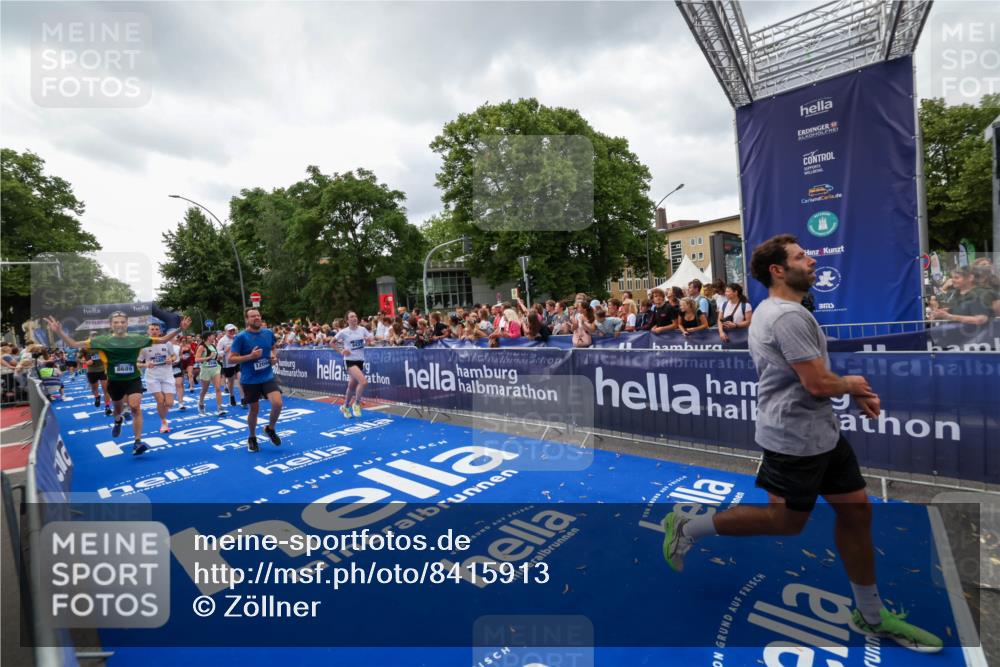 29.06.2025 - hella hamburg halbmarathon Zöllner http://msf.ph/oto/8415913 29.06.2025 10:49:37 Ziel 2516, 2592, 2596, 2889, 2937, 5705, 8437, 8689, 8813, 9038, 9649, 11340, 11679, 11977, 12094, 13233, 14562, 15392, 15857, 16114, 16592, 16738, 17001 meine-sportfotos.de