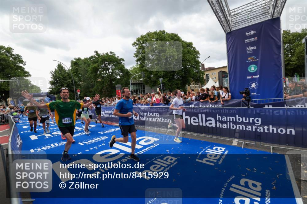 29.06.2025 - hella hamburg halbmarathon Zöllner http://msf.ph/oto/8415929 29.06.2025 10:49:38 Ziel 2504, 2516, 2592, 2596, 2889, 2937, 5705, 5978, 8437, 8689, 9038, 9463, 9649, 11340, 11679, 11977, 12094, 13233, 14562, 15392, 15857, 16114, 16592, 16738, 17001 meine-sportfotos.de
