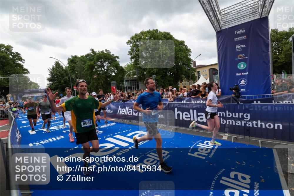 29.06.2025 - hella hamburg halbmarathon Zöllner http://msf.ph/oto/8415934 29.06.2025 10:49:38 Ziel 2504, 2516, 2592, 2596, 2889, 2937, 5705, 5978, 8437, 8689, 9038, 9463, 9649, 11340, 11679, 11977, 12094, 13233, 14562, 15392, 15857, 16114, 16592, 16738, 17001 meine-sportfotos.de