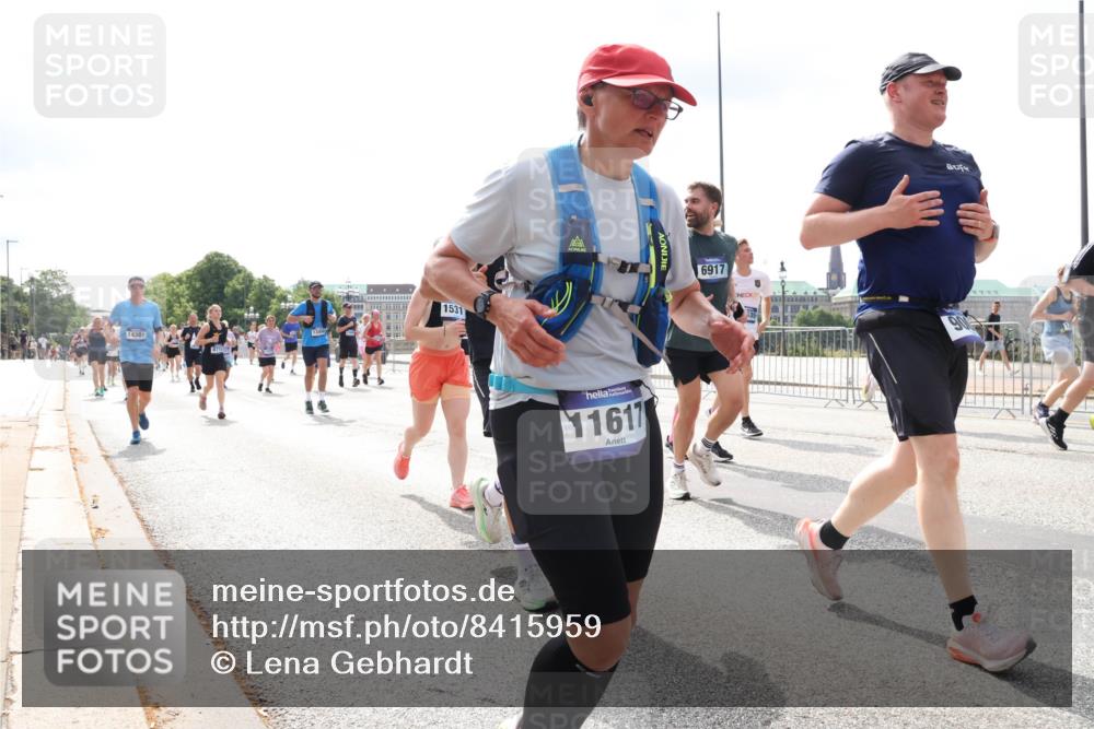 29.06.2025 - hella hamburg halbmarathon Lena Gebhardt http://msf.ph/oto/8415959 29.06.2025 10:42:19 Lombardsbrücke 14381, 1531, 11617, 6917, 1039, 1150, 1360, 1624, 1648, 1752, 1929, 1957, 1994, 2069, 2134, 2145, 2523, 2538, 2580, 2974, 3276, 3326, 3459, 3460, 3568, 3605, 3874, 4329, 4353, 4735, 4736, 4778, 4885, 4891, 4892, 5403, 5419, 5671, 5810, 6136, 6137, 6153, 6430, 6436, 6828, 6837, 6846, 6917, 7040, 7260, 7357, 7557, 7666, 7955, 8014, 8459, 8525, 8526, 8529, 8712, 8816, 8908, 9008, 9223, 9370, 9467, 9980, 10027, 10532, 10623 meine-sportfotos.de