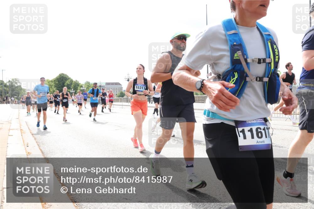 29.06.2025 - hella hamburg halbmarathon Lena Gebhardt http://msf.ph/oto/8415987 29.06.2025 10:42:19 Lombardsbrücke 14381, 15311, 1161, 167, 1039, 1150, 1360, 1624, 1648, 1752, 1929, 1957, 1994, 2069, 2134, 2145, 2523, 2538, 2580, 2974, 3276, 3326, 3459, 3460, 3568, 3605, 3874, 4329, 4353, 4735, 4736, 4778, 4885, 4891, 4892, 5403, 5419, 5671, 5810, 6136, 6137, 6153, 6430, 6436, 6828, 6837, 6846, 6917, 7040, 7260, 7357, 7557, 7666, 7955, 8014, 8459, 8525, 8526, 8529, 8712, 8816, 8908, 9008, 9223, 9370, 9467, 9980, 10027, 10532, 10623 meine-sportfotos.de