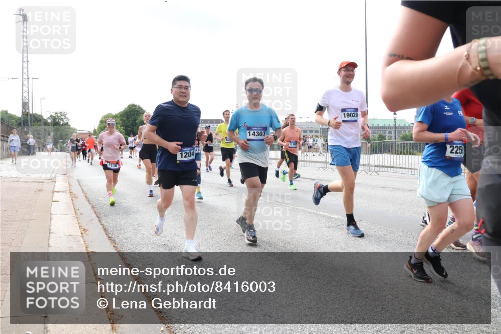 29.06.2025 - hella hamburg halbmarathon Lena Gebhardt http://msf.ph/oto/8416003 29.06.2025 10:17:39 Lombardsbrücke 1204, 14307, 11702, 19029, 2250, 1015, 1083, 1204, 1274, 1458, 1477, 1622, 1641, 1749, 1795, 2094, 2259, 2305, 2548, 2860, 3138, 3292, 3464, 3466, 3802, 3803, 4194, 4218, 4852, 5002, 5004, 5023, 5290, 5611, 5733, 6126, 6128, 6254, 6336, 6352, 6520, 6522, 6786, 7011, 7258, 7291, 7410, 7413, 7445, 7566, 7647, 7844, 7945, 8144, 8210, 8253, 8309, 8351, 8433, 8799, 8895, 9152, 9259, 9400, 9798, 9848, 9964, 10174, 10509 meine-sportfotos.de