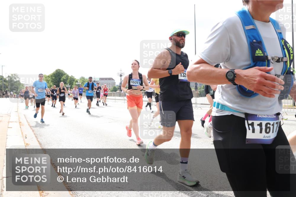 29.06.2025 - hella hamburg halbmarathon Lena Gebhardt http://msf.ph/oto/8416014 29.06.2025 10:42:19 Lombardsbrücke 14381, 6712, 15311, 132, 11617, 1039, 1150, 1360, 1624, 1648, 1752, 1929, 1957, 1994, 2069, 2134, 2145, 2523, 2538, 2580, 2974, 3276, 3326, 3459, 3460, 3568, 3605, 3874, 4329, 4353, 4735, 4736, 4778, 4885, 4891, 4892, 5403, 5419, 5671, 5810, 6136, 6137, 6153, 6430, 6436, 6828, 6837, 6846, 6917, 7040, 7260, 7357, 7557, 7666, 7955, 8014, 8459, 8525, 8526, 8529, 8712, 8816, 8908, 9008, 9223, 9370, 9467, 9980, 10027, 10532, 10623 meine-sportfotos.de