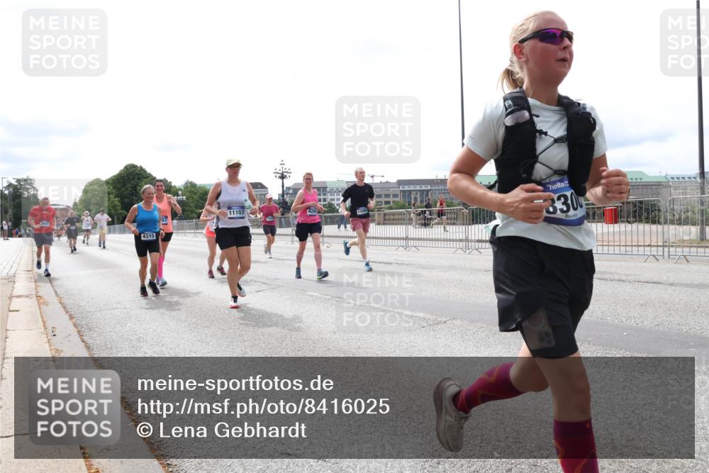 29.06.2025 - hella hamburg halbmarathon Lena Gebhardt http://msf.ph/oto/8416025 29.06.2025 10:26:26 Lombardsbrücke 4315, 11107, 330, 1300, 2643, 3617, 4267, 4268, 4315, 4507, 4509, 4844, 6159, 6905, 7929, 8079, 8276, 8306, 8357, 8674, 8942, 9186, 11107, 11139, 11270, 11859, 12126, 12826, 12827, 12945, 12946, 13264, 14063, 14179, 14356, 14726, 14930, 15807, 16788, 17300, 17675, 17712, 18074, 18087, 19144 meine-sportfotos.de