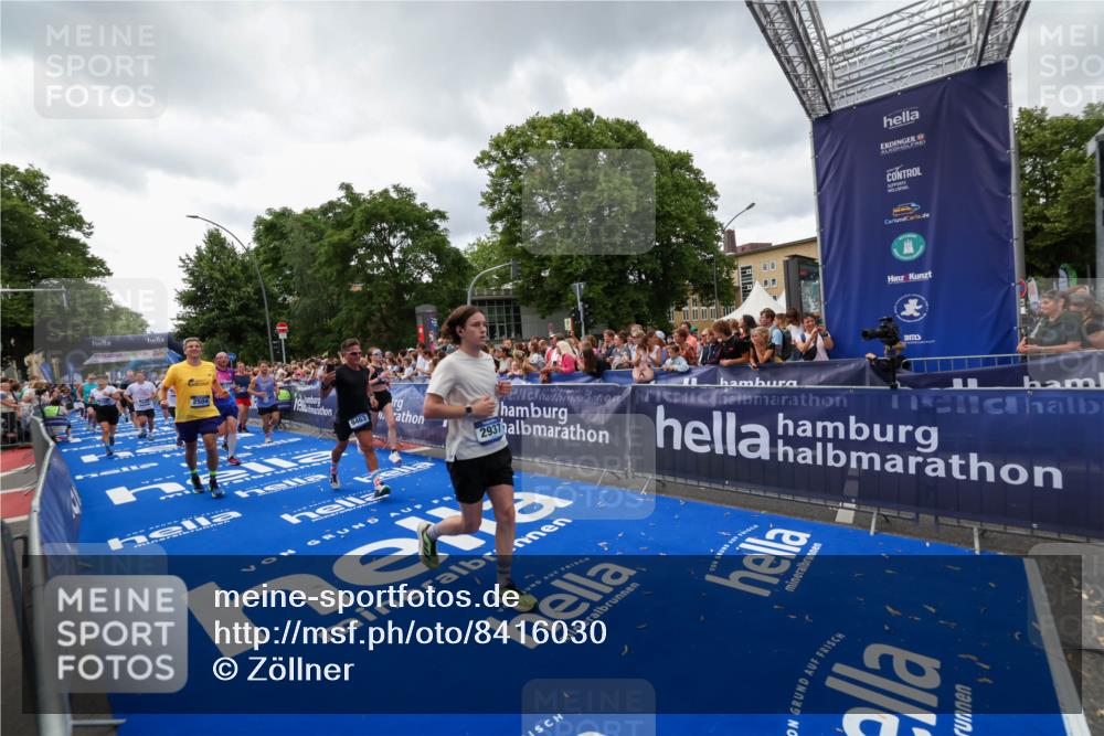 29.06.2025 - hella hamburg halbmarathon Zöllner http://msf.ph/oto/8416030 29.06.2025 10:49:45 Ziel 2504, 2706, 2937, 3060, 3543, 5894, 5978, 6115, 6125, 7332, 9463, 9551, 9619, 9723, 9924, 11977, 13159, 14794, 16843, 16877, 17282, 17753, 18058, 18451, 18926 meine-sportfotos.de