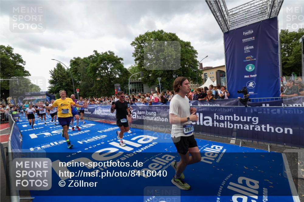 29.06.2025 - hella hamburg halbmarathon Zöllner http://msf.ph/oto/8416040 29.06.2025 10:49:45 Ziel 2504, 2706, 2937, 3060, 3543, 5894, 5978, 6115, 6125, 7332, 9463, 9551, 9619, 9723, 9924, 11977, 13159, 14794, 16843, 16877, 17282, 17753, 18058, 18451, 18926 meine-sportfotos.de