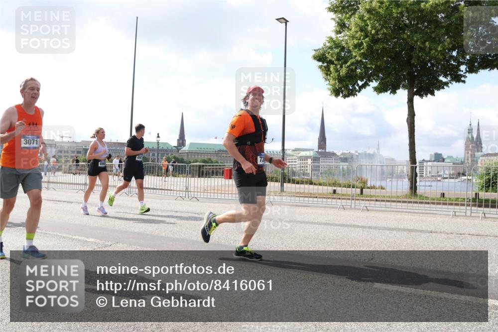 29.06.2025 - hella hamburg halbmarathon Lena Gebhardt http://msf.ph/oto/8416061 29.06.2025 10:05:10 Lombardsbrücke 3071, 73, 1126, 1316, 1559, 1863, 1981, 2288, 2298, 2424, 2463, 2628, 2698, 3071, 3413, 3578, 4014, 4220, 4394, 4538, 4951, 5073, 6059, 6907, 6908, 7302, 7826, 8049, 8089, 8999, 9007, 9019, 9075, 9165, 9559, 9680, 10100, 10694, 11088, 11551, 11595, 11784, 12125, 12557, 13221, 13242, 13327, 13533, 13717, 14203, 15532, 16092, 16134, 16357, 16478, 16579, 16847, 16995, 17112, 17707, 17814, 17818, 18189, 18616, 18617, 19034 meine-sportfotos.de