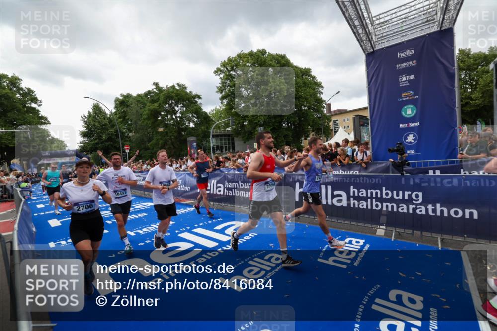 29.06.2025 - hella hamburg halbmarathon Zöllner http://msf.ph/oto/8416084 29.06.2025 10:49:48 Ziel 2706, 3060, 3543, 5894, 6115, 6125, 7332, 9551, 9619, 9723, 9924, 11975, 13159, 14794, 16843, 16877, 17282, 17753, 18058, 18451, 18926 meine-sportfotos.de
