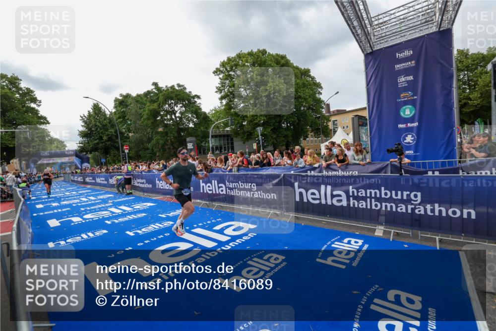 29.06.2025 - hella hamburg halbmarathon Zöllner http://msf.ph/oto/8416089 29.06.2025 10:27:17 Ziel 9097, 15583, 18037, 18124 meine-sportfotos.de