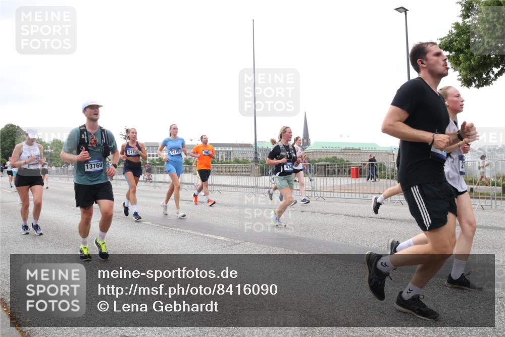 29.06.2025 - hella hamburg halbmarathon Lena Gebhardt http://msf.ph/oto/8416090 29.06.2025 10:51:41 Lombardsbrücke 13769, 5717, 5716, 474, 1617, 1997, 2202, 2308, 2380, 2484, 2485, 2593, 2736, 2778, 3240, 3991, 4652, 4748, 4808, 4878, 5291, 5357, 5394, 5534, 5716, 5717, 6007, 6091, 6604, 6885, 6945, 6947, 6954, 6961, 7682, 7769, 7841, 7871, 7992, 8040, 8125, 8399, 8672, 9166, 9220, 9340, 9462, 9582, 9583, 9590, 9594, 9673, 9763, 10496, 10521, 10533, 10693, 10830, 11034, 11101, 11268, 11575, 11875, 12065 meine-sportfotos.de
