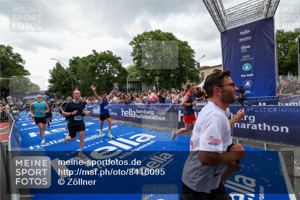 29.06.2025 - hella hamburg halbmarathon Zöllner http://msf.ph/oto/8416095 29.06.2025 10:49:49 Ziel 2706, 3060, 3543, 5894, 6125, 7332, 9200, 9551, 9619, 9723, 9924, 11975, 13159, 14794, 16800, 16843, 16877, 17282, 17753, 18451, 18926 meine-sportfotos.de