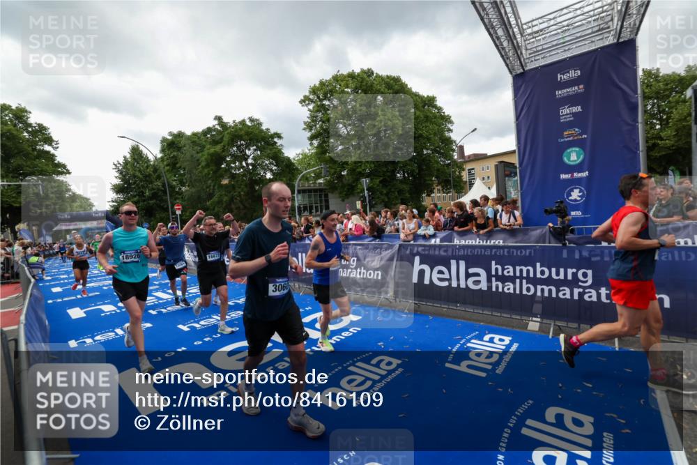 29.06.2025 - hella hamburg halbmarathon Zöllner http://msf.ph/oto/8416109 29.06.2025 10:49:49 Ziel 2706, 3060, 3543, 5894, 6125, 7332, 9200, 9551, 9619, 9723, 9924, 11975, 13159, 14794, 16800, 16843, 16877, 17282, 17753, 18451, 18926 meine-sportfotos.de
