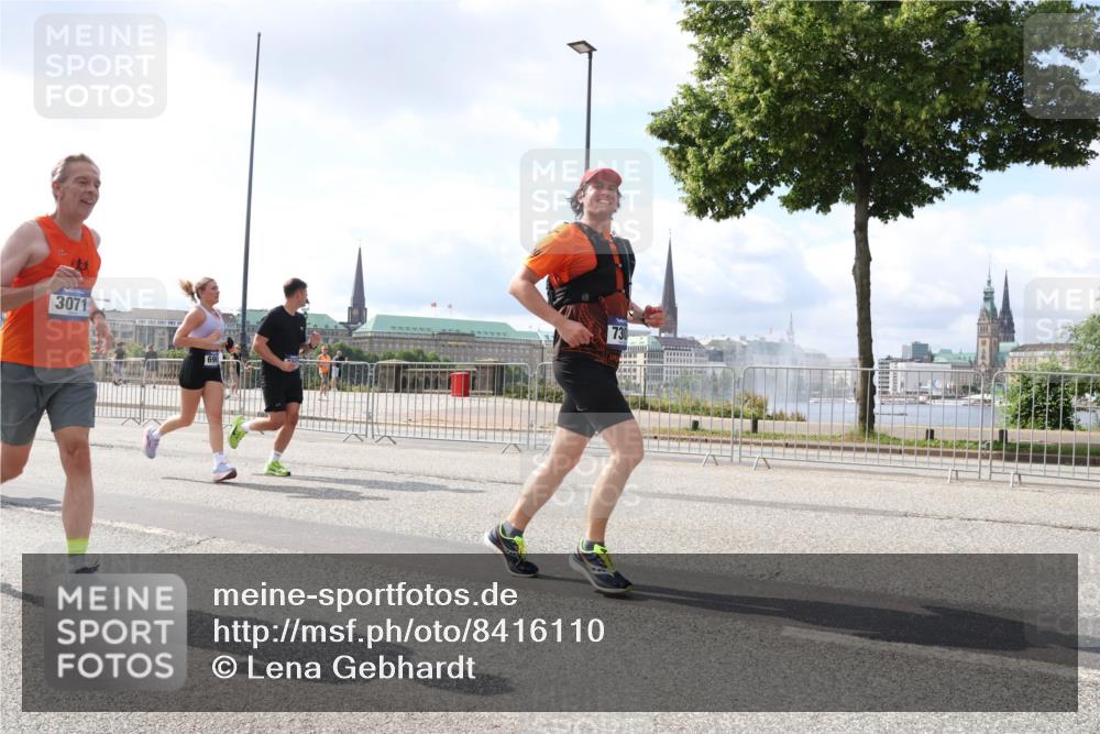 29.06.2025 - hella hamburg halbmarathon Lena Gebhardt http://msf.ph/oto/8416110 29.06.2025 10:05:10 Lombardsbrücke 3071, 730, 1126, 1316, 1559, 1863, 1981, 2288, 2298, 2424, 2463, 2628, 2698, 3071, 3413, 3578, 4014, 4220, 4394, 4538, 4951, 5073, 6059, 6907, 6908, 7302, 7826, 8049, 8089, 8999, 9007, 9019, 9075, 9165, 9559, 9680, 10100, 10694, 11088, 11551, 11595, 11784, 12125, 12557, 13221, 13242, 13327, 13533, 13717, 14203, 15532, 16092, 16134, 16357, 16478, 16579, 16847, 16995, 17112, 17707, 17814, 17818, 18189, 18616, 18617, 19034 meine-sportfotos.de