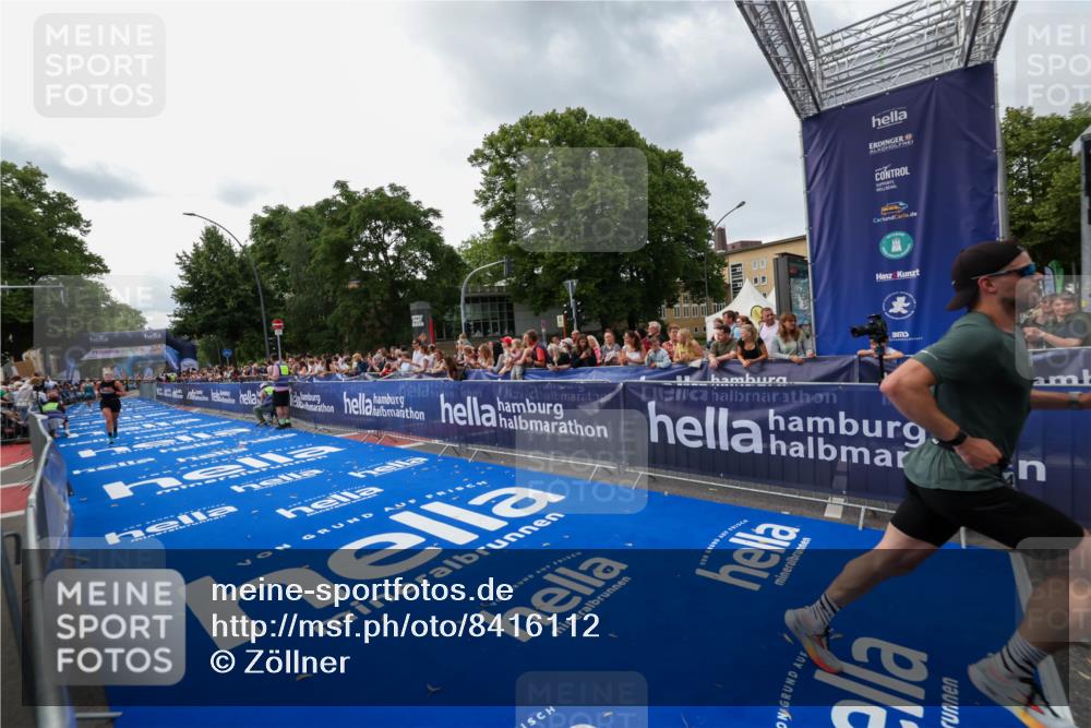 29.06.2025 - hella hamburg halbmarathon Zöllner http://msf.ph/oto/8416112 29.06.2025 10:27:17 Ziel 9097, 15583, 18037, 18124 meine-sportfotos.de