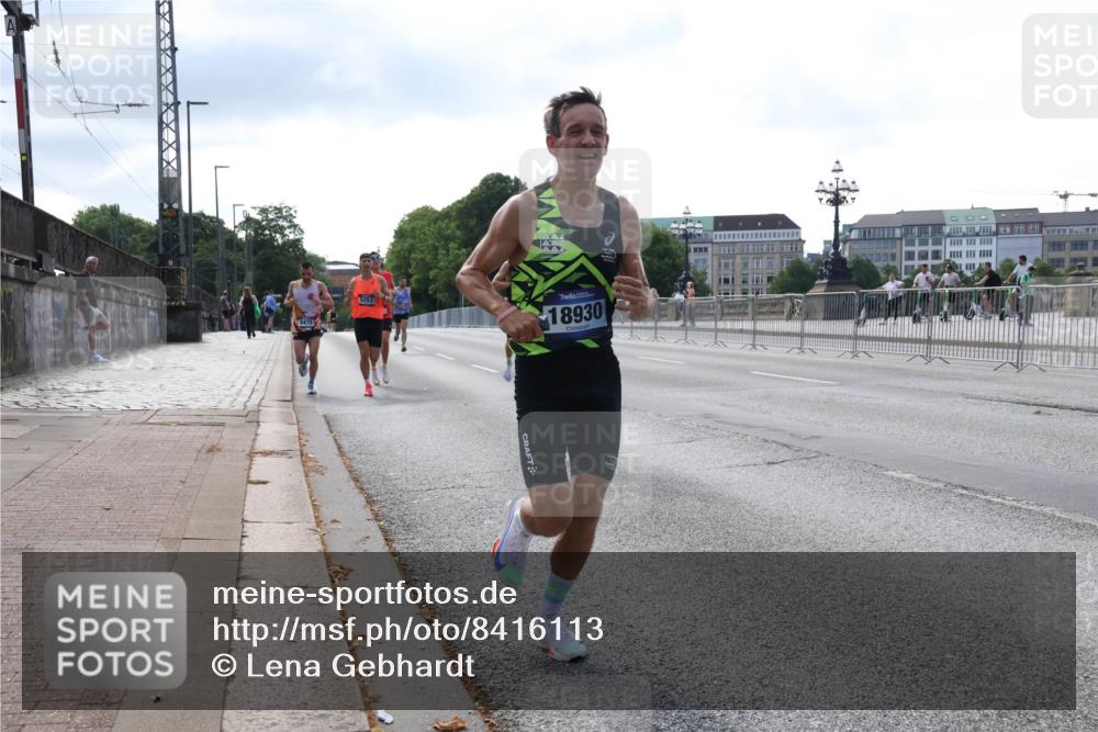 29.06.2025 - hella hamburg halbmarathon Lena Gebhardt http://msf.ph/oto/8416113 29.06.2025 09:40:28 Lombardsbrücke 5253, 18930, 34, 35, 52, 53, 54, 2144, 2659, 3720, 5253, 6530, 6816, 9151, 9255, 9447, 9475, 10650, 11210, 11829, 12373, 12678, 14302, 14717, 15495, 16068, 16120, 16245, 16988, 18930, 19075 meine-sportfotos.de