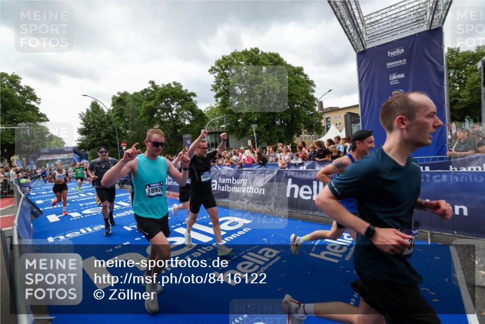 29.06.2025 - hella hamburg halbmarathon Zöllner http://msf.ph/oto/8416122 29.06.2025 10:49:50 Ziel 3060, 3543, 4017, 5460, 5894, 6125, 7332, 9126, 9200, 9551, 9619, 9723, 9924, 11975, 13159, 13463, 14794, 16800, 16877, 17282, 17753, 18926, 19122 meine-sportfotos.de