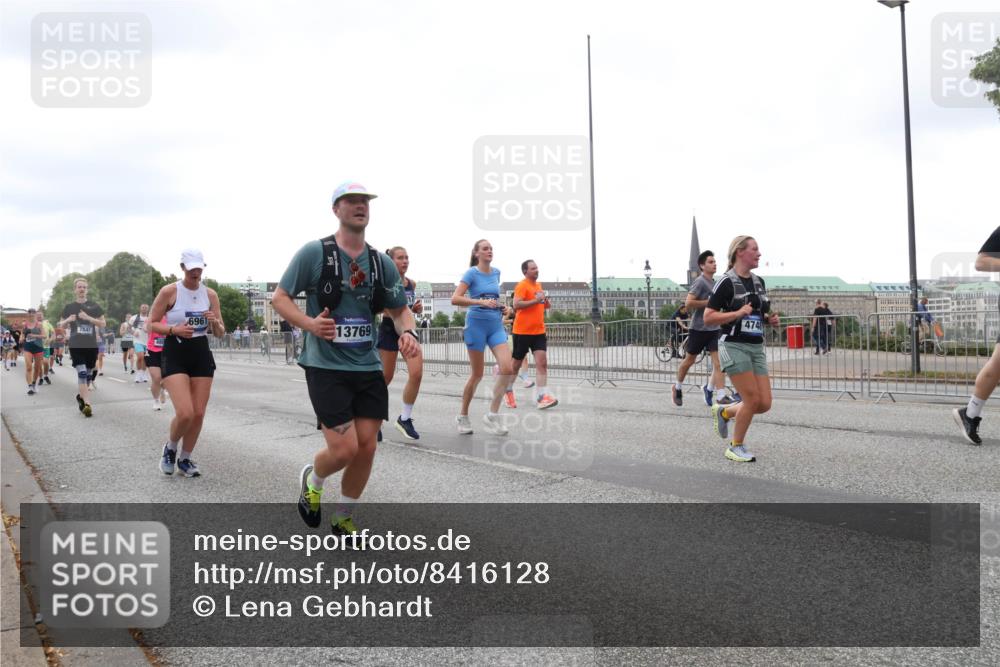 29.06.2025 - hella hamburg halbmarathon Lena Gebhardt http://msf.ph/oto/8416128 29.06.2025 10:51:42 Lombardsbrücke 6961, 7841, 13769, 474, 1617, 1997, 2202, 2308, 2380, 2484, 2485, 2593, 2736, 2778, 3240, 3991, 4606, 4652, 4748, 4808, 4878, 5291, 5357, 5394, 5534, 5716, 5717, 6007, 6091, 6604, 6885, 6945, 6947, 6954, 6961, 7682, 7769, 7841, 7871, 7992, 8040, 8125, 8399, 8621, 8672, 9220, 9340, 9462, 9582, 9583, 9590, 9594, 9673, 9763, 10496, 10521, 10533, 10693, 10830, 11034, 11101, 11268, 11575, 11875, 12065 meine-sportfotos.de
