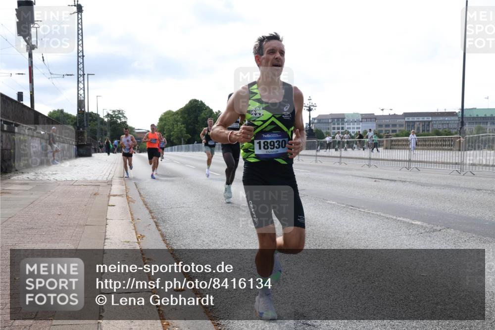 29.06.2025 - hella hamburg halbmarathon Lena Gebhardt http://msf.ph/oto/8416134 29.06.2025 09:40:29 Lombardsbrücke 18930, 34, 35, 52, 54, 2144, 2659, 3720, 5253, 6530, 6816, 9151, 9255, 9447, 9475, 10650, 11210, 11829, 12373, 12678, 14302, 14717, 15495, 16068, 16120, 16245, 16988, 18930, 19075 meine-sportfotos.de