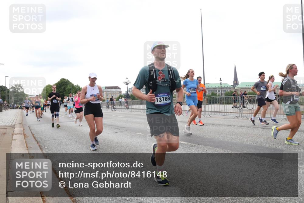 29.06.2025 - hella hamburg halbmarathon Lena Gebhardt http://msf.ph/oto/8416148 29.06.2025 10:51:42 Lombardsbrücke 7841, 4808, 13769, 295, 5716, 7771, 47, 1617, 1997, 2202, 2308, 2380, 2484, 2485, 2593, 2736, 2778, 3240, 3991, 4606, 4652, 4748, 4808, 4878, 5291, 5357, 5394, 5534, 5716, 5717, 6007, 6091, 6604, 6885, 6945, 6947, 6954, 6961, 7682, 7769, 7841, 7871, 7992, 8040, 8125, 8399, 8621, 8672, 9220, 9340, 9462, 9582, 9583, 9590, 9594, 9673, 9763, 10496, 10521, 10533, 10693, 10830, 11034, 11101, 11268, 11575, 11875, 12065 meine-sportfotos.de