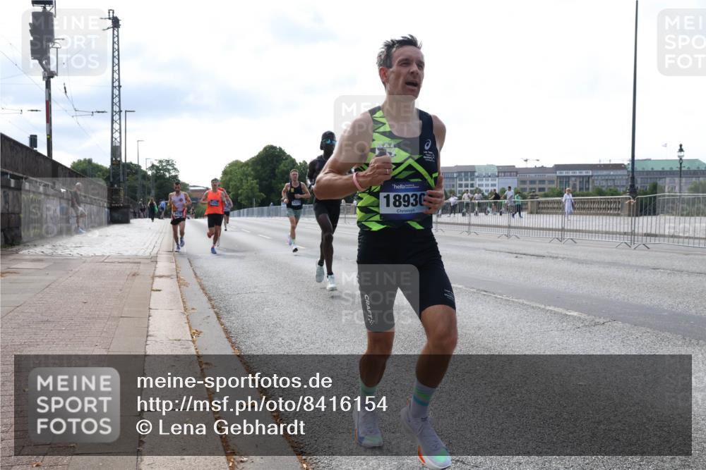 29.06.2025 - hella hamburg halbmarathon Lena Gebhardt http://msf.ph/oto/8416154 29.06.2025 09:40:29 Lombardsbrücke 12373, 18930, 34, 35, 52, 54, 2144, 2659, 3720, 5253, 6530, 6816, 9151, 9255, 9447, 9475, 10650, 11210, 11829, 12373, 12678, 14302, 14717, 15495, 16068, 16120, 16245, 16988, 18930, 19075 meine-sportfotos.de