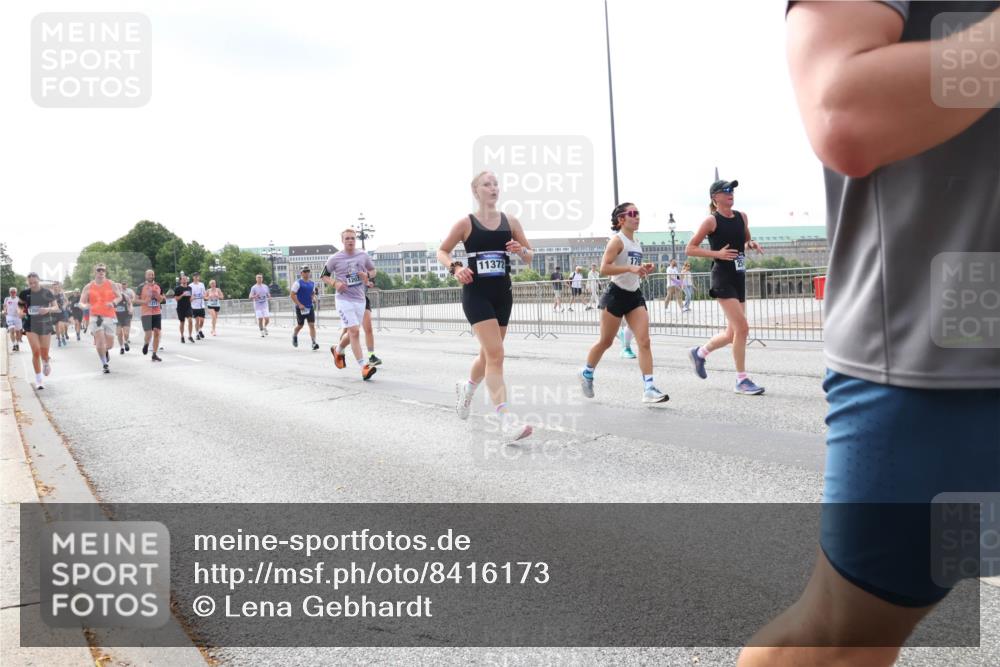29.06.2025 - hella hamburg halbmarathon Lena Gebhardt http://msf.ph/oto/8416173 29.06.2025 10:17:42 Lombardsbrücke 11372, 1015, 1083, 1159, 1160, 1204, 1274, 1458, 1477, 1622, 1641, 1749, 1795, 2094, 2259, 2305, 2548, 2860, 3138, 3292, 3464, 3466, 3802, 3803, 4194, 4218, 4852, 5002, 5004, 5023, 5290, 5611, 5733, 6126, 6128, 6254, 6336, 6352, 6520, 6522, 6786, 7011, 7258, 7291, 7410, 7413, 7445, 7566, 7647, 7844, 7945, 8128, 8144, 8210, 8309, 8351, 8433, 8607, 8799, 8895, 9152, 9259, 9400, 9734, 9798, 9848, 9964, 10174, 10509 meine-sportfotos.de
