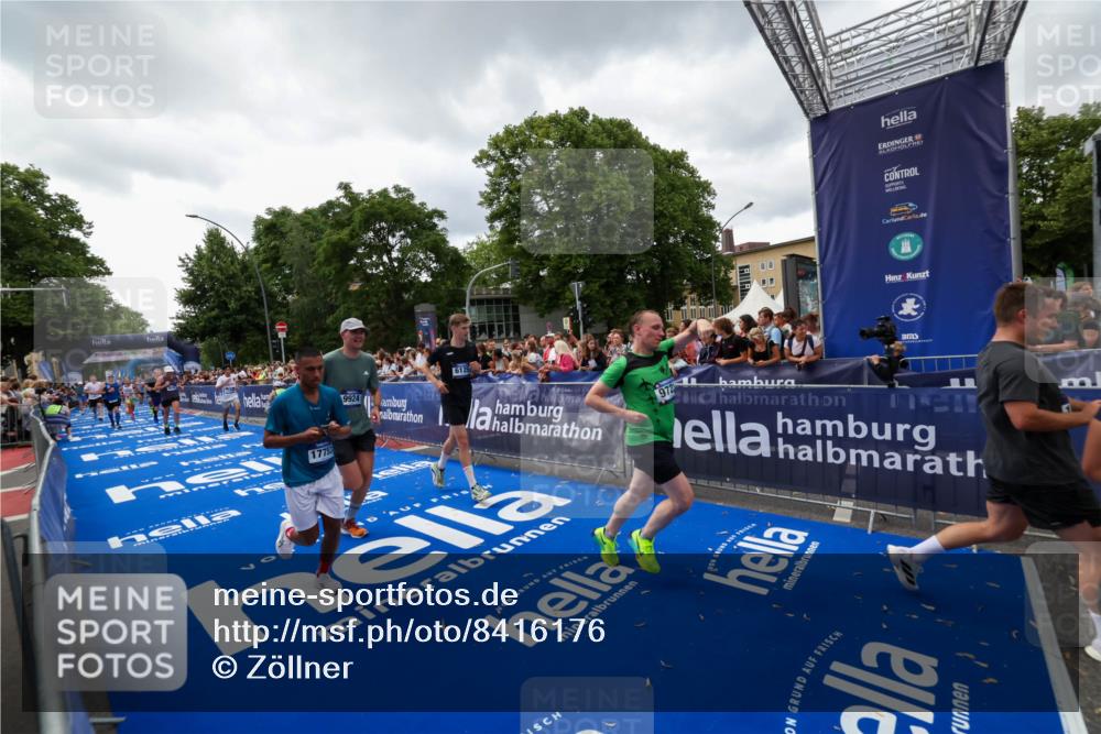 29.06.2025 - hella hamburg halbmarathon Zöllner http://msf.ph/oto/8416176 29.06.2025 10:49:53 Ziel 4017, 5460, 6125, 8455, 9126, 9200, 9551, 9597, 9723, 9924, 11975, 13159, 13463, 14794, 16800, 17753, 19109, 19122 meine-sportfotos.de