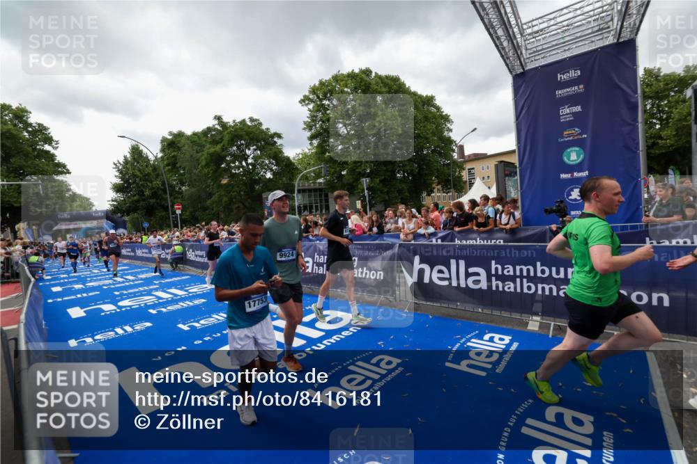 29.06.2025 - hella hamburg halbmarathon Zöllner http://msf.ph/oto/8416181 29.06.2025 10:49:53 Ziel 4017, 5460, 6125, 8455, 9126, 9200, 9551, 9597, 9723, 9924, 11975, 13159, 13463, 14794, 16800, 17753, 19109, 19122 meine-sportfotos.de