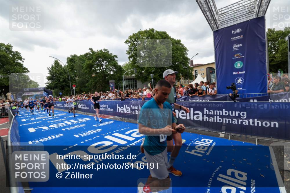 29.06.2025 - hella hamburg halbmarathon Zöllner http://msf.ph/oto/8416191 29.06.2025 10:49:53 Ziel 4017, 5460, 6125, 8455, 9126, 9200, 9551, 9597, 9723, 9924, 11975, 13159, 13463, 14794, 16800, 17753, 19109, 19122 meine-sportfotos.de