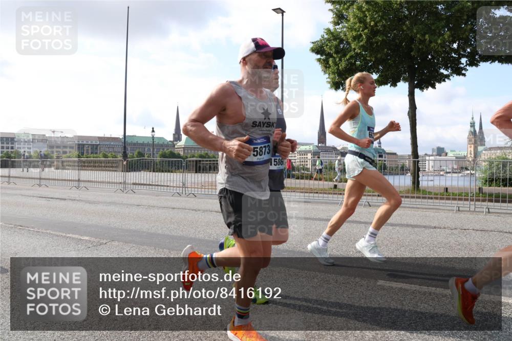 29.06.2025 - hella hamburg halbmarathon Lena Gebhardt http://msf.ph/oto/8416192 29.06.2025 09:50:58 Lombardsbrücke 5873, 586, 653, 1209, 1256, 1358, 1441, 1677, 1697, 1700, 1882, 1962, 2546, 2579, 2675, 2719, 3056, 3626, 3947, 4205, 4229, 4380, 4854, 4888, 4889, 4893, 5026, 5087, 5275, 5387, 5472, 5506, 5508, 5745, 5752, 5916, 6080, 6429, 6529, 6593, 6639, 6686, 6687, 6721, 6901, 7026, 7110, 7116, 7284, 7635, 8091, 8122, 8319, 8574, 8958, 8966, 9262, 9313, 9371, 9380, 9755, 9833, 10064, 10193, 10415, 10469, 10783, 10922, 11281, 11284, 11305, 11907, 12153 meine-sportfotos.de