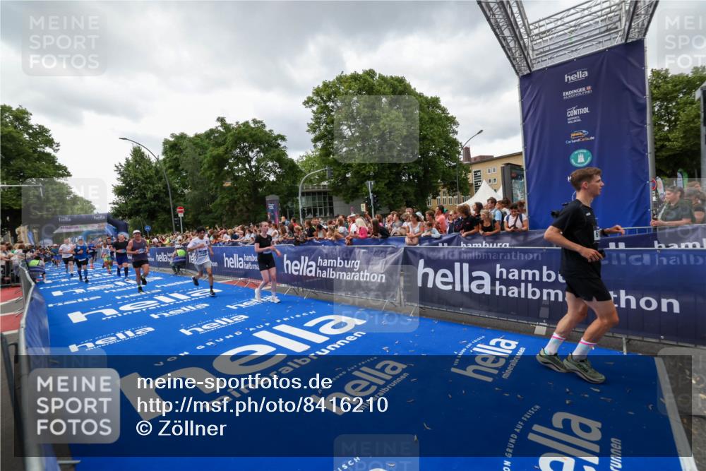 29.06.2025 - hella hamburg halbmarathon Zöllner http://msf.ph/oto/8416210 29.06.2025 10:49:54 Ziel 2540, 4017, 5460, 6125, 8455, 9126, 9200, 9491, 9597, 9924, 11975, 12527, 13463, 16800, 16887, 17753, 19109, 19122 meine-sportfotos.de