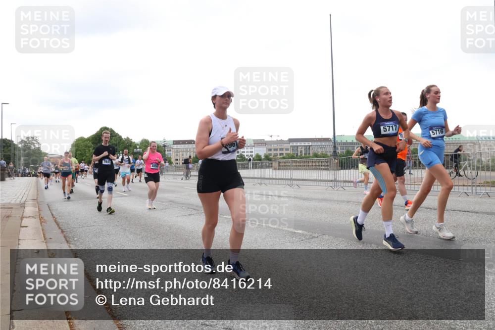 29.06.2025 - hella hamburg halbmarathon Lena Gebhardt http://msf.ph/oto/8416214 29.06.2025 10:51:43 Lombardsbrücke 961, 7841, 5717, 5716, 1418, 1617, 1997, 2202, 2308, 2380, 2484, 2485, 2593, 2736, 2778, 3240, 3991, 4598, 4606, 4652, 4748, 4808, 4878, 5291, 5357, 5394, 5534, 5716, 5717, 6007, 6091, 6604, 6885, 6945, 6947, 6954, 6961, 7682, 7769, 7841, 7871, 7992, 8040, 8125, 8399, 8621, 8672, 9220, 9340, 9462, 9582, 9583, 9590, 9594, 9673, 9763, 10496, 10521, 10533, 10693, 10830, 11034, 11101, 11268, 11575, 11875, 12065 meine-sportfotos.de