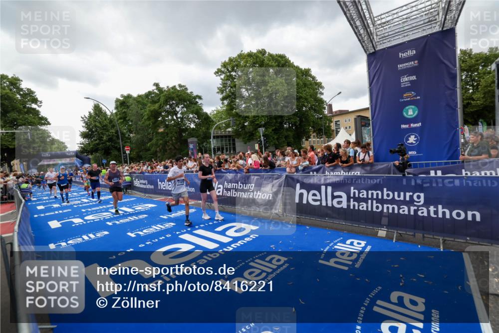 29.06.2025 - hella hamburg halbmarathon Zöllner http://msf.ph/oto/8416221 29.06.2025 10:49:55 Ziel 2540, 4017, 5460, 8454, 8455, 9126, 9200, 9491, 9597, 11975, 12527, 12733, 13463, 16732, 16800, 16887, 19109, 19122 meine-sportfotos.de