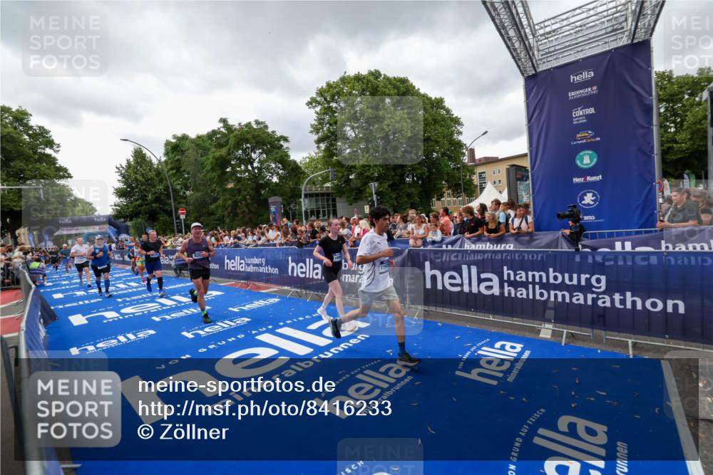 29.06.2025 - hella hamburg halbmarathon Zöllner http://msf.ph/oto/8416233 29.06.2025 10:49:55 Ziel 2540, 4017, 5460, 8454, 8455, 9126, 9200, 9491, 9597, 11975, 12527, 12733, 13463, 16732, 16800, 16887, 19109, 19122 meine-sportfotos.de