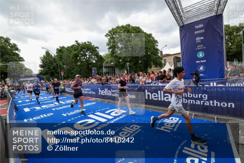29.06.2025 - hella hamburg halbmarathon Zöllner http://msf.ph/oto/8416242 29.06.2025 10:49:56 Ziel 2540, 4017, 5460, 8454, 8455, 9126, 9200, 9491, 9597, 11975, 12527, 12733, 13463, 16716, 16732, 16800, 16887, 19109, 19122 meine-sportfotos.de