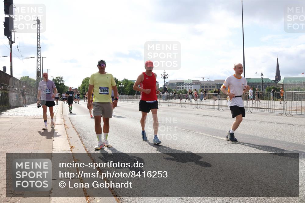 29.06.2025 - hella hamburg halbmarathon Lena Gebhardt http://msf.ph/oto/8416253 29.06.2025 10:05:11 Lombardsbrücke 16579, 5869, 1126, 1316, 1559, 1863, 1981, 2288, 2298, 2424, 2463, 2628, 2698, 3071, 3413, 3578, 4014, 4220, 4394, 4538, 4951, 5073, 6059, 6907, 6908, 7302, 7826, 8049, 8089, 8999, 9007, 9019, 9075, 9165, 9559, 9680, 10100, 10694, 11088, 11551, 11595, 11784, 11873, 12125, 12557, 13221, 13242, 13327, 13533, 13717, 14203, 15532, 16092, 16134, 16357, 16478, 16546, 16579, 16847, 16995, 17112, 17707, 17814, 17818, 18189, 18616, 18617, 19034 meine-sportfotos.de