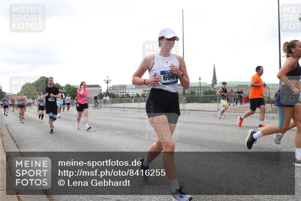 29.06.2025 - hella hamburg halbmarathon Lena Gebhardt http://msf.ph/oto/8416255 29.06.2025 10:51:43 Lombardsbrücke 7841, 696, 1418, 1617, 1997, 2202, 2308, 2380, 2484, 2485, 2593, 2736, 2778, 3240, 3991, 4598, 4606, 4652, 4748, 4808, 4878, 5291, 5357, 5394, 5534, 5716, 5717, 6007, 6091, 6604, 6885, 6945, 6947, 6954, 6961, 7682, 7769, 7841, 7871, 7992, 8040, 8125, 8399, 8621, 8672, 9220, 9340, 9462, 9582, 9583, 9590, 9594, 9673, 9763, 10496, 10521, 10533, 10693, 10830, 11034, 11101, 11268, 11575, 11875, 12065 meine-sportfotos.de