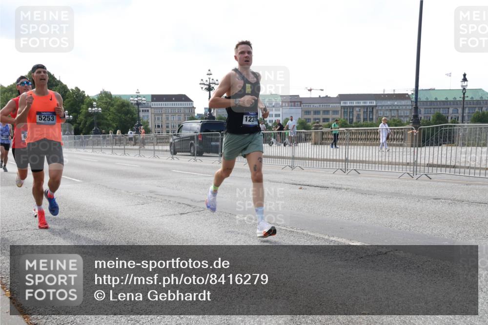 29.06.2025 - hella hamburg halbmarathon Lena Gebhardt http://msf.ph/oto/8416279 29.06.2025 09:40:31 Lombardsbrücke 1182, 5253, 12373, 34, 35, 52, 54, 2659, 3720, 5253, 6530, 6816, 9151, 9255, 9447, 9475, 10650, 11210, 11829, 12373, 12678, 14302, 14717, 15495, 16068, 16120, 16245, 16988, 18930, 19075 meine-sportfotos.de