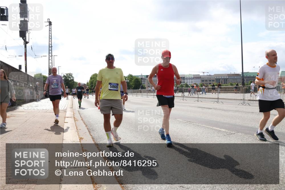 29.06.2025 - hella hamburg halbmarathon Lena Gebhardt http://msf.ph/oto/8416295 29.06.2025 10:05:11 Lombardsbrücke 5869, 16579, 1126, 1316, 1559, 1863, 1981, 2288, 2298, 2424, 2463, 2628, 2698, 3071, 3413, 3578, 4014, 4220, 4394, 4538, 4951, 5073, 6059, 6907, 6908, 7302, 7826, 8049, 8089, 8999, 9007, 9019, 9075, 9165, 9559, 9680, 10100, 10694, 11088, 11551, 11595, 11784, 11873, 12125, 12557, 13221, 13242, 13327, 13533, 13717, 14203, 15532, 16092, 16134, 16357, 16478, 16546, 16579, 16847, 16995, 17112, 17707, 17814, 17818, 18189, 18616, 18617, 19034 meine-sportfotos.de