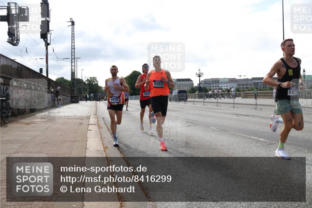 29.06.2025 - hella hamburg halbmarathon Lena Gebhardt http://msf.ph/oto/8416299 29.06.2025 09:40:31 Lombardsbrücke 9475, 6816, 5253, 12373, 34, 35, 52, 54, 2659, 3720, 5253, 6530, 6816, 9151, 9255, 9447, 9475, 10650, 11210, 11829, 12373, 12678, 14302, 14717, 15495, 16068, 16120, 16245, 16988, 18930, 19075 meine-sportfotos.de