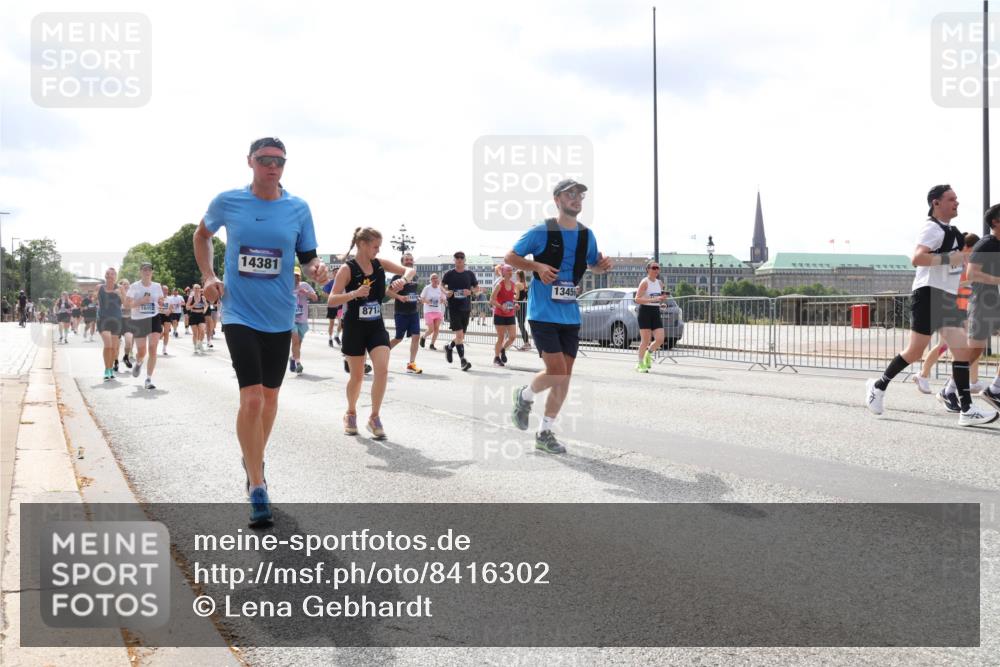29.06.2025 - hella hamburg halbmarathon Lena Gebhardt http://msf.ph/oto/8416302 29.06.2025 10:42:21 Lombardsbrücke 14381, 8712, 13456, 1039, 1150, 1360, 1624, 1648, 1752, 1929, 1957, 1994, 2069, 2134, 2145, 2523, 2538, 2580, 2974, 3276, 3326, 3459, 3460, 3568, 3605, 3874, 4329, 4334, 4353, 4735, 4736, 4778, 4885, 4891, 4892, 5403, 5417, 5419, 5671, 5810, 6136, 6137, 6153, 6430, 6436, 6764, 6828, 6837, 6846, 6917, 7040, 7260, 7357, 7557, 7666, 8014, 8459, 8525, 8526, 8529, 8712, 8816, 8908, 9008, 9223, 9370, 9980, 10027, 10454, 10532, 10623 meine-sportfotos.de