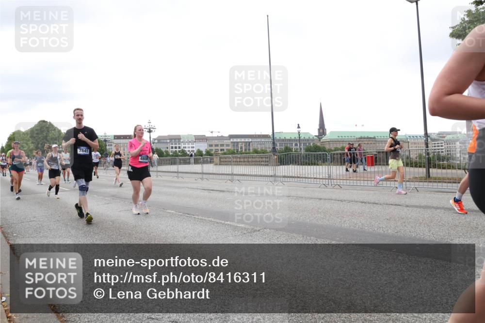 29.06.2025 - hella hamburg halbmarathon Lena Gebhardt http://msf.ph/oto/8416311 29.06.2025 10:51:44 Lombardsbrücke 7841, 4808, 1418, 1617, 1997, 2308, 2380, 2484, 2485, 2593, 2736, 2778, 3240, 3991, 4598, 4606, 4748, 4808, 4878, 5062, 5291, 5357, 5394, 5534, 5716, 5717, 6007, 6091, 6604, 6885, 6945, 6947, 6954, 6961, 7682, 7769, 7841, 7871, 7992, 8040, 8125, 8399, 8621, 8672, 9220, 9340, 9460, 9462, 9582, 9583, 9590, 9594, 9673, 9763, 10496, 10521, 10533, 10673, 10693, 10830, 11034, 11101, 11268, 11575, 11875, 12065 meine-sportfotos.de