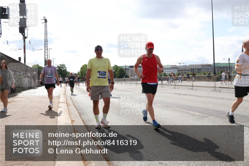 29.06.2025 - hella hamburg halbmarathon Lena Gebhardt http://msf.ph/oto/8416319 29.06.2025 10:05:11 Lombardsbrücke 5869, 16579, 1126, 1316, 1559, 1863, 1981, 2288, 2298, 2424, 2463, 2628, 2698, 3071, 3413, 3578, 4014, 4220, 4394, 4538, 4951, 5073, 6059, 6907, 6908, 7302, 7826, 8049, 8089, 8999, 9007, 9019, 9075, 9165, 9559, 9680, 10100, 10694, 11088, 11551, 11595, 11784, 11873, 12125, 12557, 13221, 13242, 13327, 13533, 13717, 14203, 15532, 16092, 16134, 16357, 16478, 16546, 16579, 16847, 16995, 17112, 17707, 17814, 17818, 18189, 18616, 18617, 19034 meine-sportfotos.de
