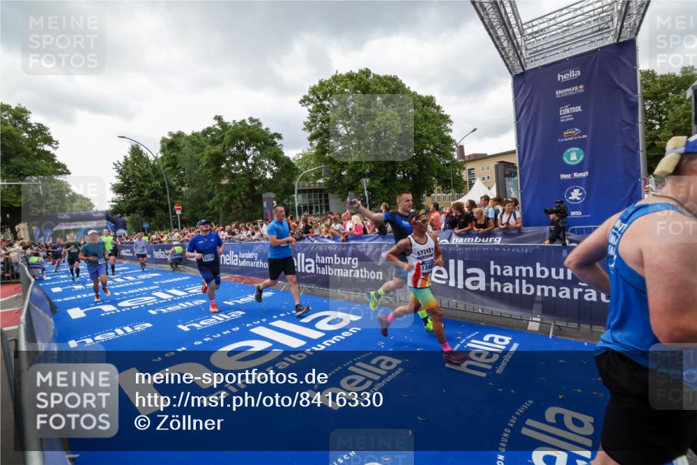 29.06.2025 - hella hamburg halbmarathon Zöllner http://msf.ph/oto/8416330 29.06.2025 10:49:59 Ziel 2540, 3692, 3852, 4017, 5460, 7100, 8454, 8455, 9126, 9213, 9491, 9597, 12271, 12527, 12733, 13463, 16716, 16732, 16887, 19109, 19112, 19122 meine-sportfotos.de