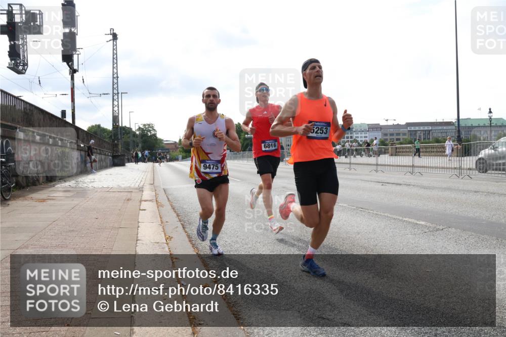 29.06.2025 - hella hamburg halbmarathon Lena Gebhardt http://msf.ph/oto/8416335 29.06.2025 09:40:32 Lombardsbrücke 9475, 68, 16, 5253, 34, 35, 52, 54, 2659, 5253, 6530, 6816, 9151, 9255, 9447, 9475, 10650, 11210, 11829, 12373, 12678, 14302, 14717, 15495, 16068, 16245, 16988, 18930, 19075 meine-sportfotos.de